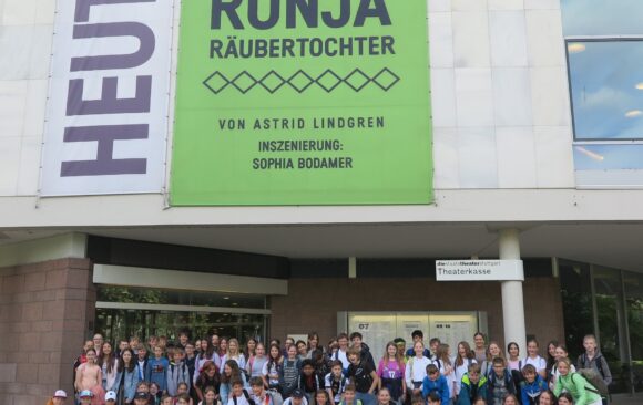 Theaterfahrt der 6. Klasse nach Stuttgart: Ein unvergesslicher Tag mit Ronja Räubertochter