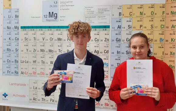 Erfolgreiche Teilnahme am Chemiewettbewerb unter dem Motto „Bunte Brause oder wie beeinflusst die Farbe eines Getränks unseren Geschmackssinn“