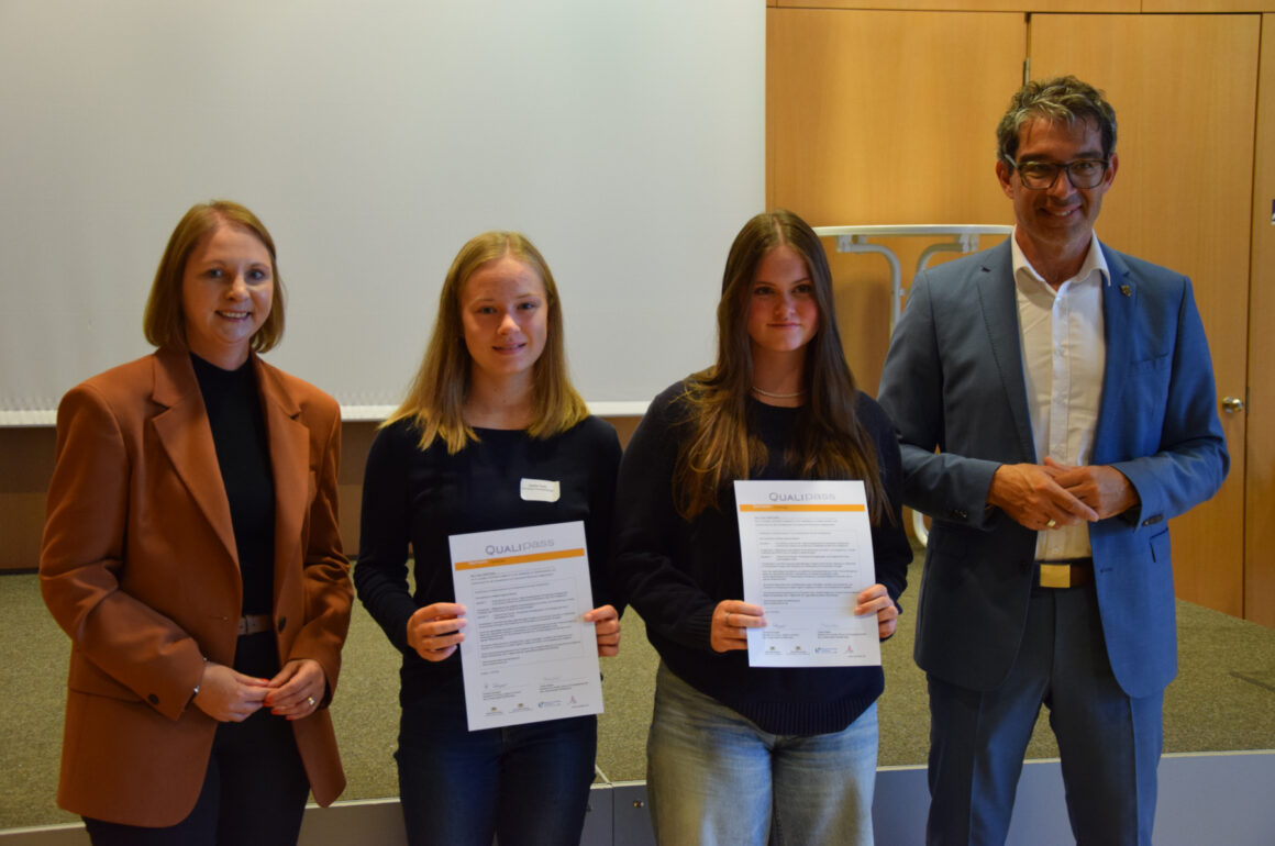 Zertifikatsübergabe durch Staatssekretärin Sandra Boser und Staatssekretär Dr. André Baumann im Innenministerium Stuttgart