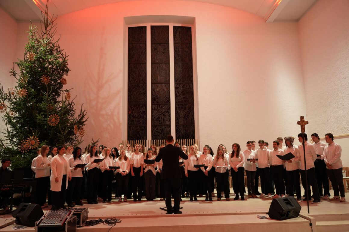 Musikalischer Weihnachtszauber mit fast 200 Schüler*innen