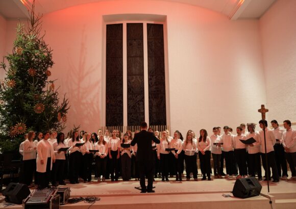 Musikalischer Weihnachtszauber mit fast 200 Schüler*innen