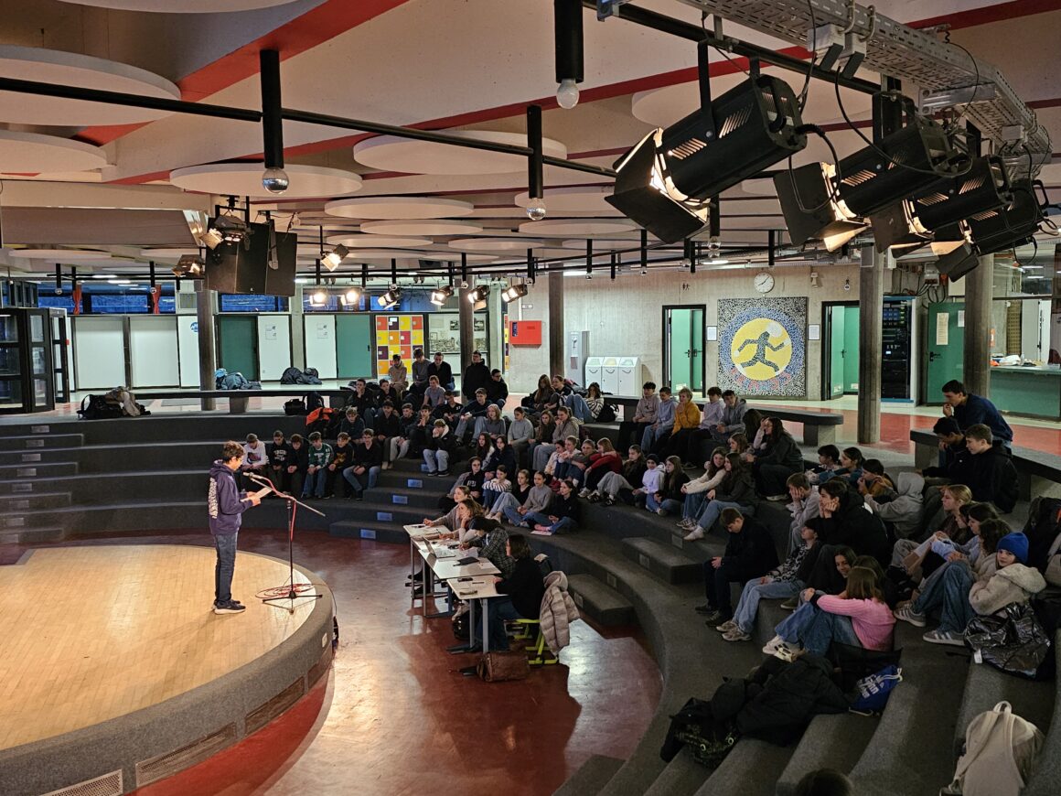 Mutige Worte auf der Bühne – Lyrikwettbewerb der Klassenstufe 8